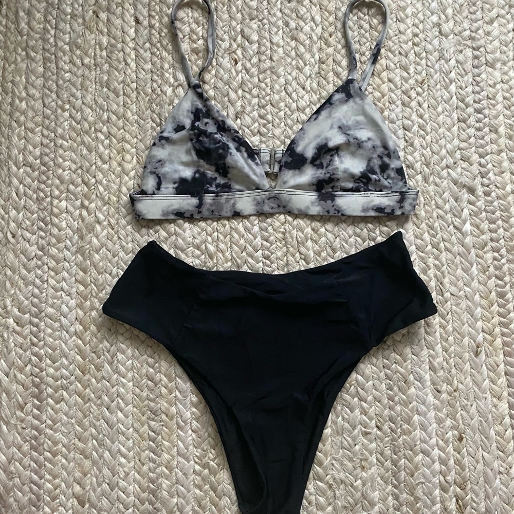 Hollister bikini marble triangle top adjustable
straps Shein high waisted bottom
